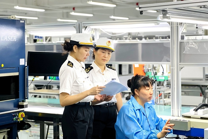 海關(guān)關(guān)員到AEO企業(yè)開(kāi)展便利措施享惠情況調(diào)研。許煒攝