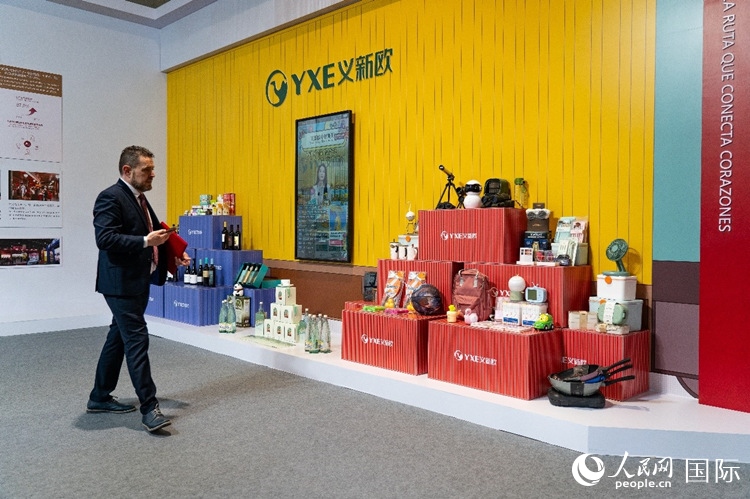 “義新歐”中歐班列（義烏—馬德里）開行十周年成果展上展出班列運(yùn)送的各類商品。大衛(wèi)·阿瑪爾攝