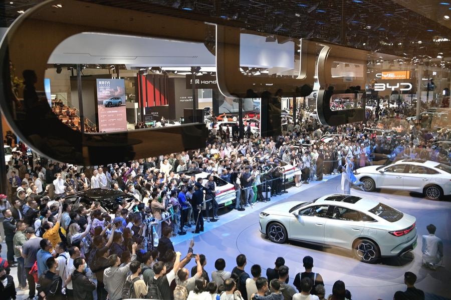 5月4日，參觀者在2024北京車展比亞迪品牌展臺參觀。新華社記者 尹棟遜 攝