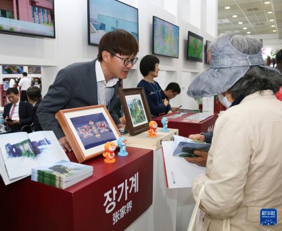 5月9日，在韓國(guó)首爾舉行的首爾國(guó)際旅游展上，參觀者在中國(guó)展區(qū)咨詢。新華社記者 姚琪琳 攝