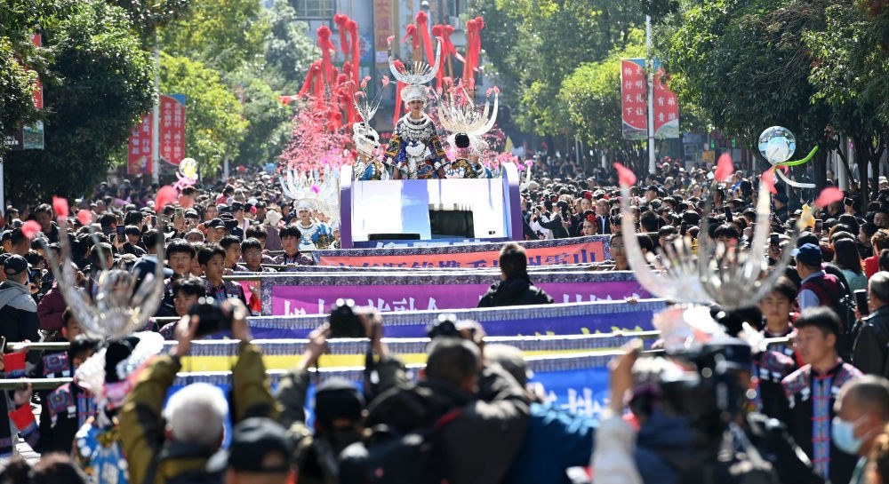 在貴州雷山縣縣城，苗族群眾身著盛裝，載歌載舞參加苗年和鼓藏節(jié)的巡游活動(dòng)（2023年11月16日攝）。新華社記者 楊楹 攝