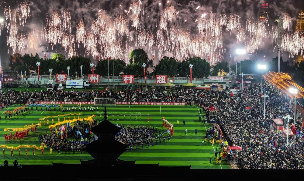 在貴州省榕江縣舉行的2024全國“村晚”示范展示活動(dòng)暨貴州“村超村晚”活動(dòng)中，音樂煙花秀精彩上演（2024年2月3日攝，無人機(jī)照片）。新華社記者 劉續(xù) 攝