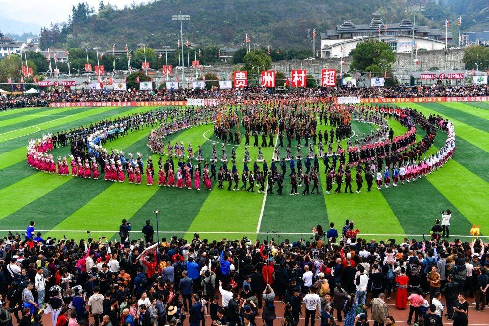 演員在貴州省榕江縣舉辦的2024年第二屆貴州“村超”總決賽開幕式上表演節(jié)目（2024年3月16日攝）。新華社記者 楊文斌 攝