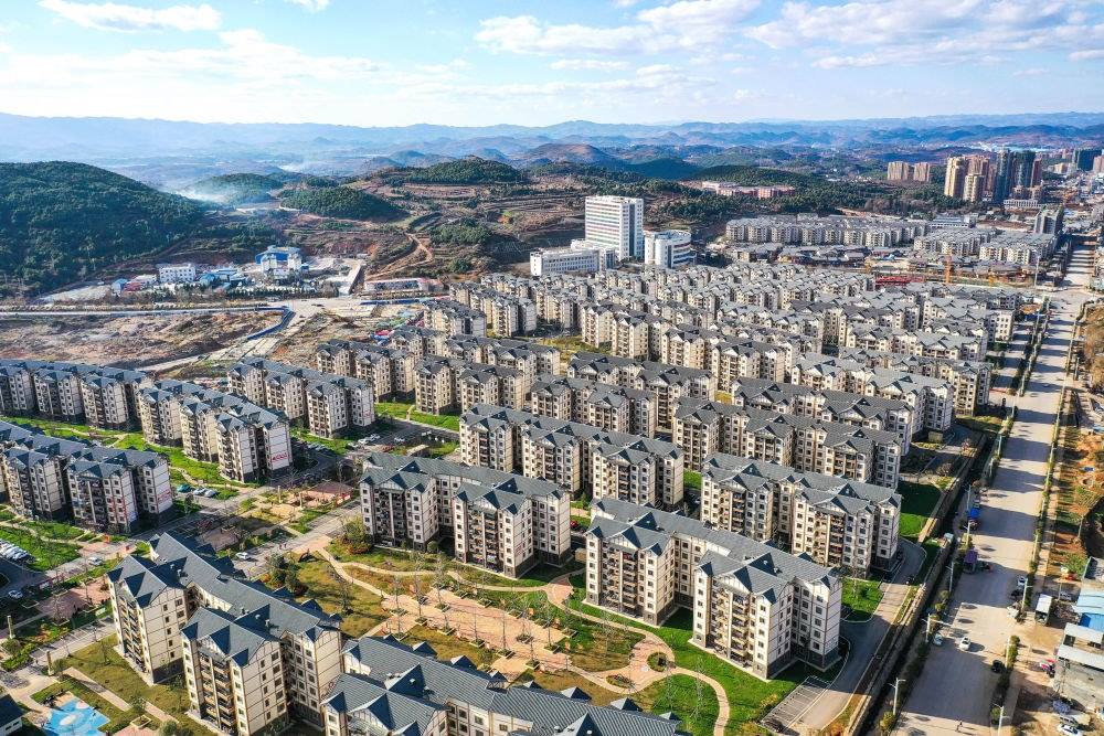 貴州省威寧縣五里崗街道朝陽新城易地扶貧搬遷安置小區(qū)（2021年11月28日攝，無人機(jī)照片）。新華社記者 楊文斌 攝