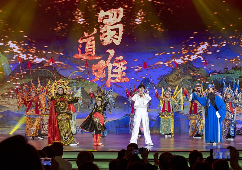 2023年10月13日，成都，“把青春華章寫(xiě)在祖國(guó)大地上”大思政課網(wǎng)絡(luò)主題宣傳和互動(dòng)引導(dǎo)活動(dòng)在四川大學(xué)舉行。