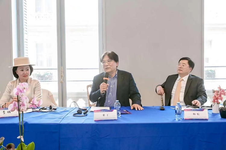 法中交流促進(jìn)會(huì)會(huì)長(zhǎng)、作家、翻譯家、法國(guó)最高榮譽(yù)騎士勛章獲得者亞丁發(fā)言（圖片：中國(guó)傳媒大學(xué)