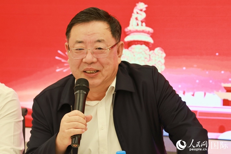 山東省泰安市委書記、市人大常委會(huì)主任楊洪濤在座談會(huì)上致辭。人民網(wǎng)記者 陳海琪攝