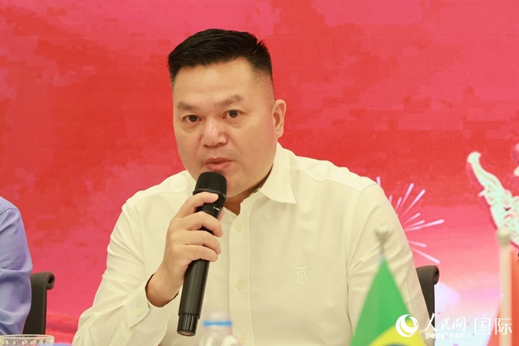 巴西和統(tǒng)會(huì)會(huì)長(zhǎng)張小春在座談會(huì)上致辭。人民網(wǎng)記者 陳海琪攝