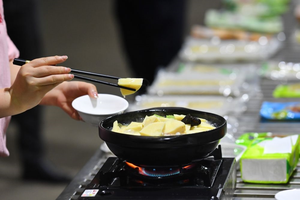 2024年5月9日，福建省三明市極野食品有限公司工作人員在試吃竹筍食品。新華社記者 姜克紅 攝