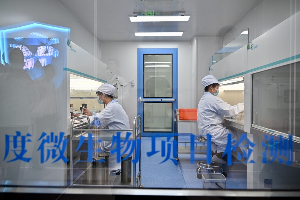 2024年5月8日，福建長富乳品有限公司工作人員在對(duì)乳品進(jìn)行微生物項(xiàng)目檢測。新華社記者 姜克紅 攝