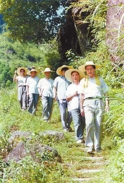 1989年7月，習(xí)近平在壽寧縣山村。