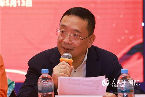 巴西文協(xié)主席上官建峰在座談會上致辭。人民網(wǎng)記者 陳海琪攝