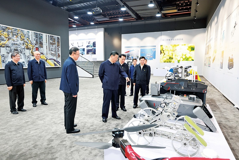 2024年4月22日至24日，中共中央總書記、國家主席、中央軍委主席習近平在重慶考察。這是22日下午，習近平參觀重慶科技創(chuàng)新和產(chǎn)業(yè)發(fā)展成果展示。 新華社記者 王曄/攝