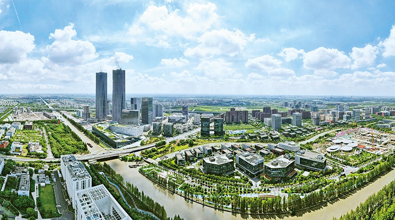 建立全國第一個國際貿易“單一窗口”，開設全國第一批自由貿易賬戶，設立全國第一家外商獨資醫(yī)院、第一家外商獨資公募基金公司、第一家外商獨資汽車制造企業(yè)……中國（上海）自由貿易試驗區(qū)掛牌以來，誕生了若干個“全國第一”，在制造業(yè)、金融業(yè)等數十個開放領域，實現(xiàn)一批全國首創(chuàng)項目落地。圖為上海自貿區(qū)張江片區(qū)（2023年9月10日攝，無人機照片）。 新華社記者 方喆/攝