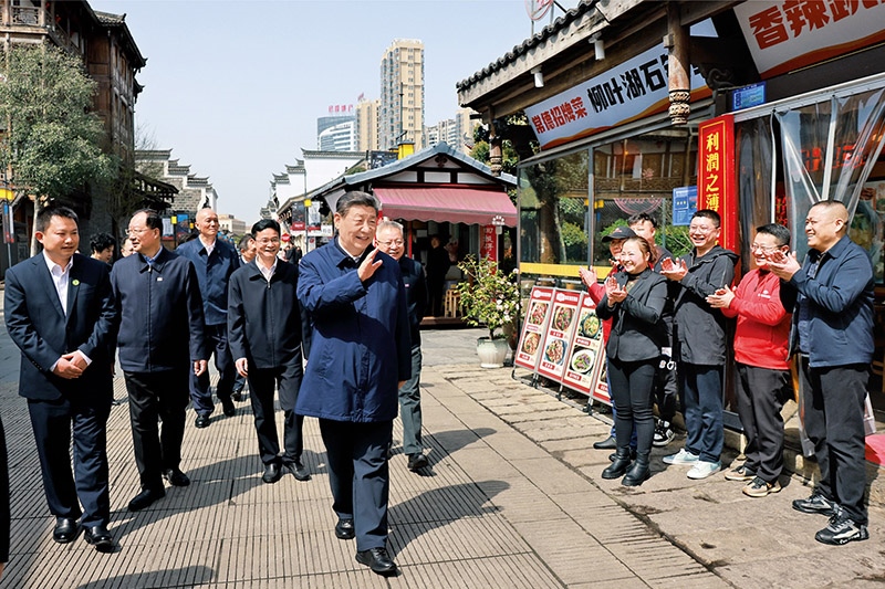 2024年3月18日至21日，中共中央總書記、國家主席、中央軍委主席習近平在湖南考察。這是19日上午，習近平在常德河街考察時，同店主和游客親切交流。 新華社記者 王曄/攝