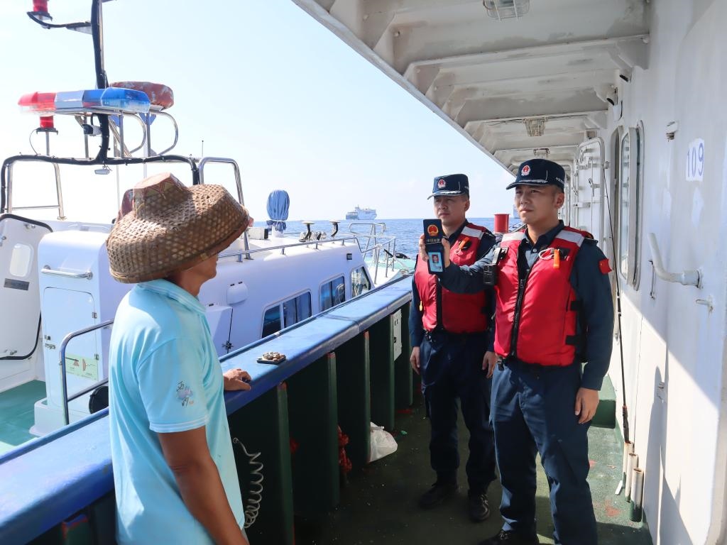 圖為5月12日海警執(zhí)法員登臨檢查漁船。（中國海警局南海分局供圖）