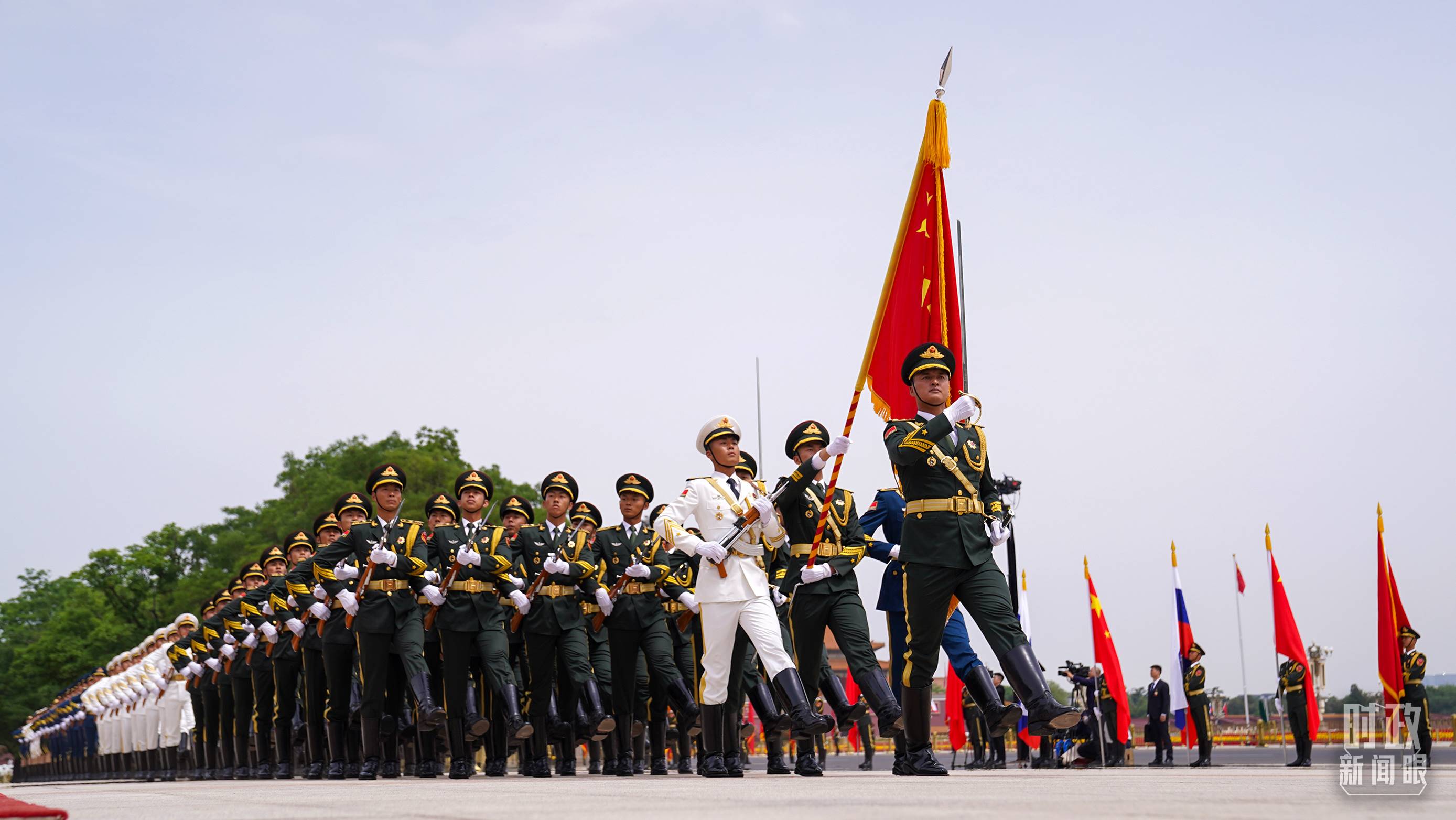 △歡迎儀式現(xiàn)場的中國人民解放軍儀仗隊(duì)。（總臺(tái)國廣記者李晉拍攝）