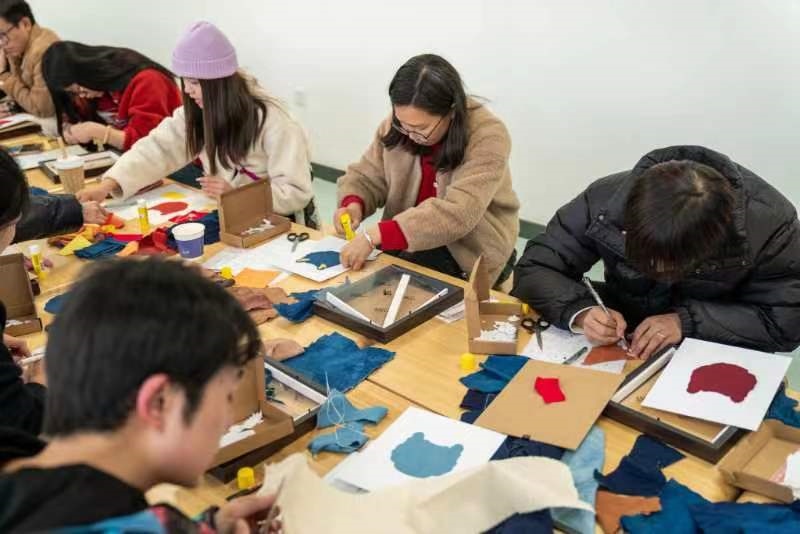 2024年2月，群眾在貴州省民族博物館老師帶領(lǐng)下開(kāi)展拼布、拓印等非遺手工體驗(yàn)活動(dòng)。受訪者供圖