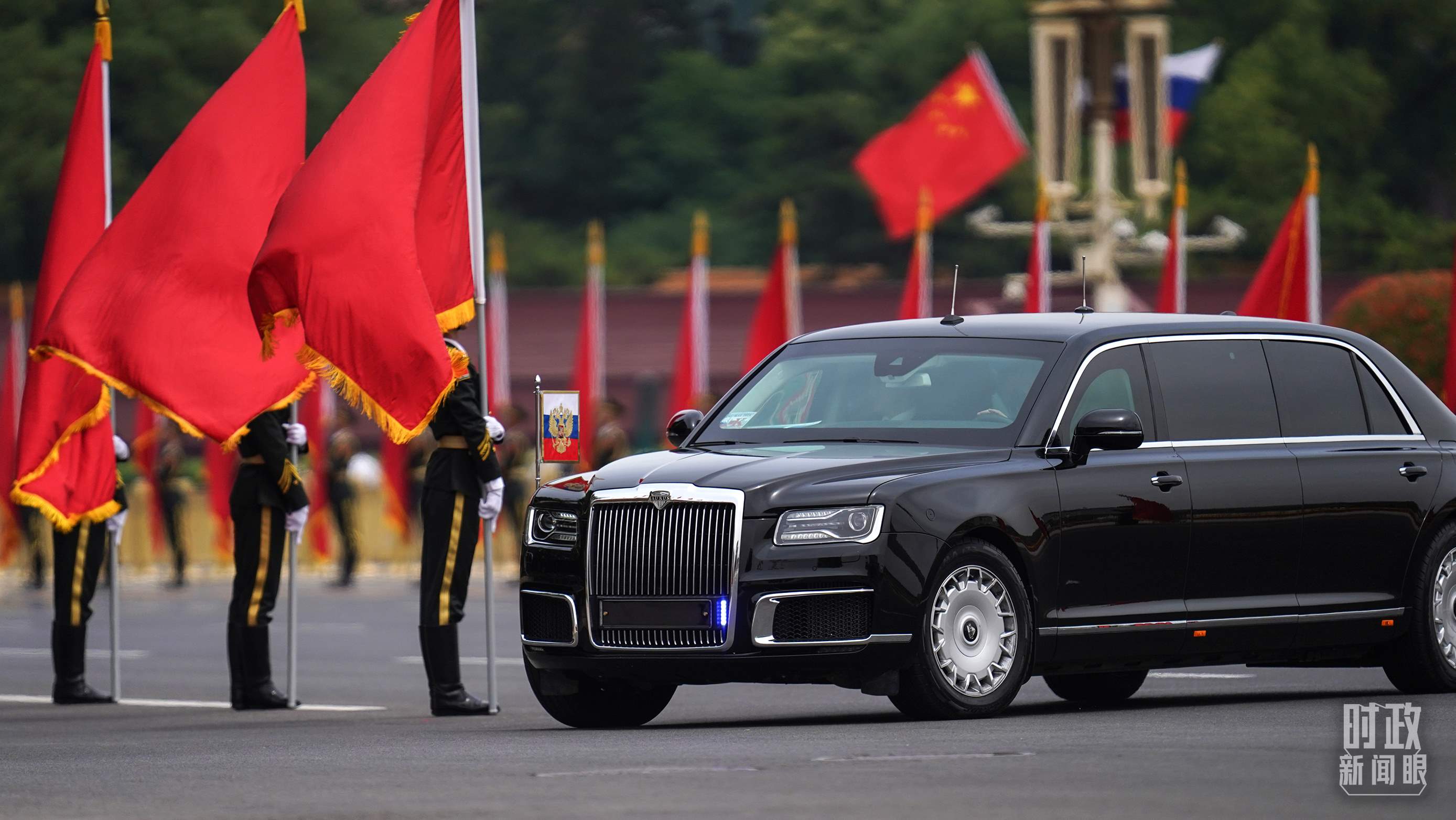 △普京總統(tǒng)乘車抵達(dá)歡迎儀式現(xiàn)場。（總臺(tái)國廣記者李晉拍攝）
