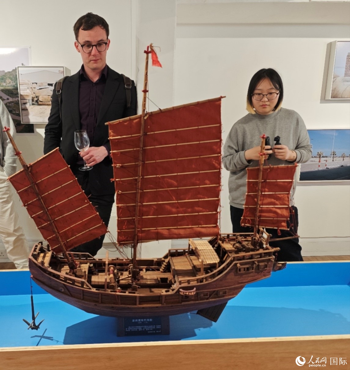 英國(guó)觀眾在欣賞來(lái)自泉州灣宋代海船模型。邢雪攝