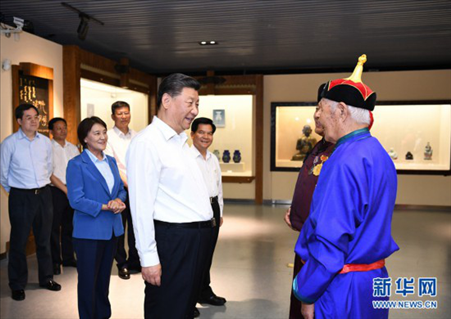 2019年7月15日，習(xí)近平總書記在赤峰博物館同古典民族史詩《格薩（斯）爾》非物質(zhì)文化遺產(chǎn)傳承人親切交談。