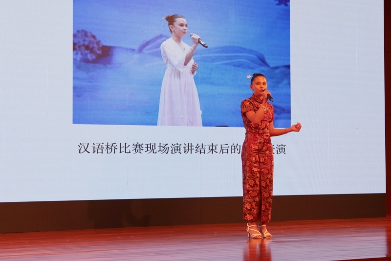 4、美國的中文愛好者譚木蘭在現(xiàn)場演唱歌曲《揮著翅膀的女孩》。 伊莎貝爾·羅德里格斯攝