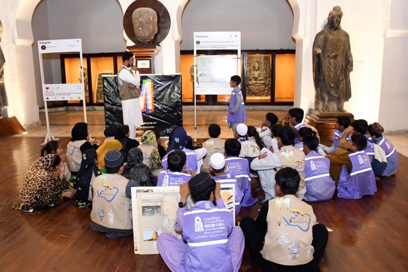 志愿者在博物館給孩子們開展互動講解?！瓣恿_守護人”供圖