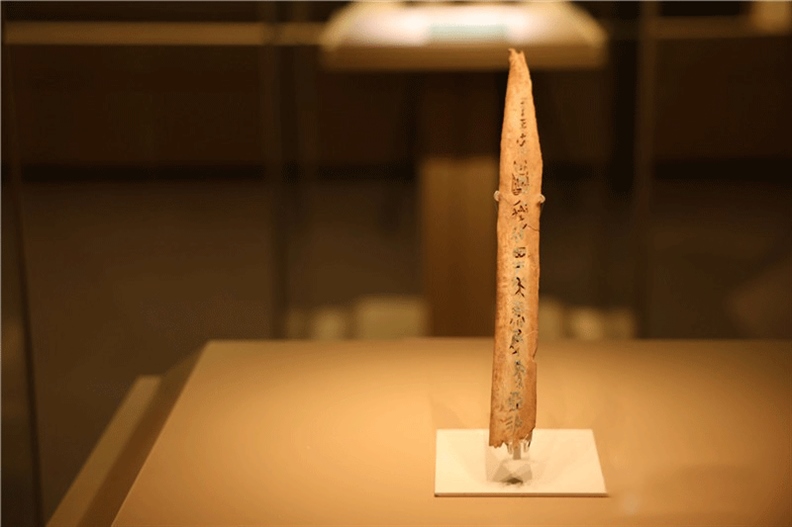 △殷墟博物館新館中展有我國(guó)博物館現(xiàn)存唯一一件文字鑲嵌綠松石甲骨。