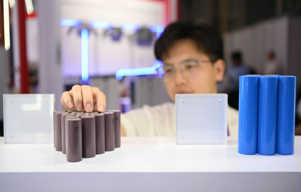 這是一家企業(yè)在第135屆廣交會(huì)上展出的鋰電池產(chǎn)品（2024年4月15日攝）。新華社記者 鄧華 攝