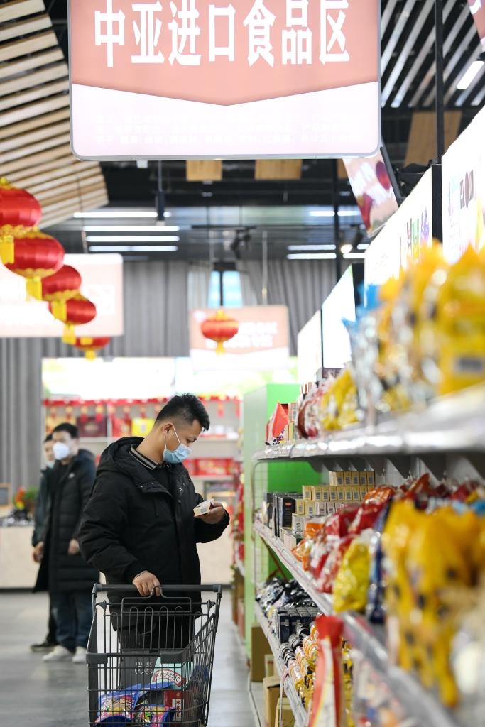 在位于西安浐灞國際港的愛菊健康生活體驗(yàn)館，消費(fèi)者挑選中亞進(jìn)口食品。新華社記者李一博 攝