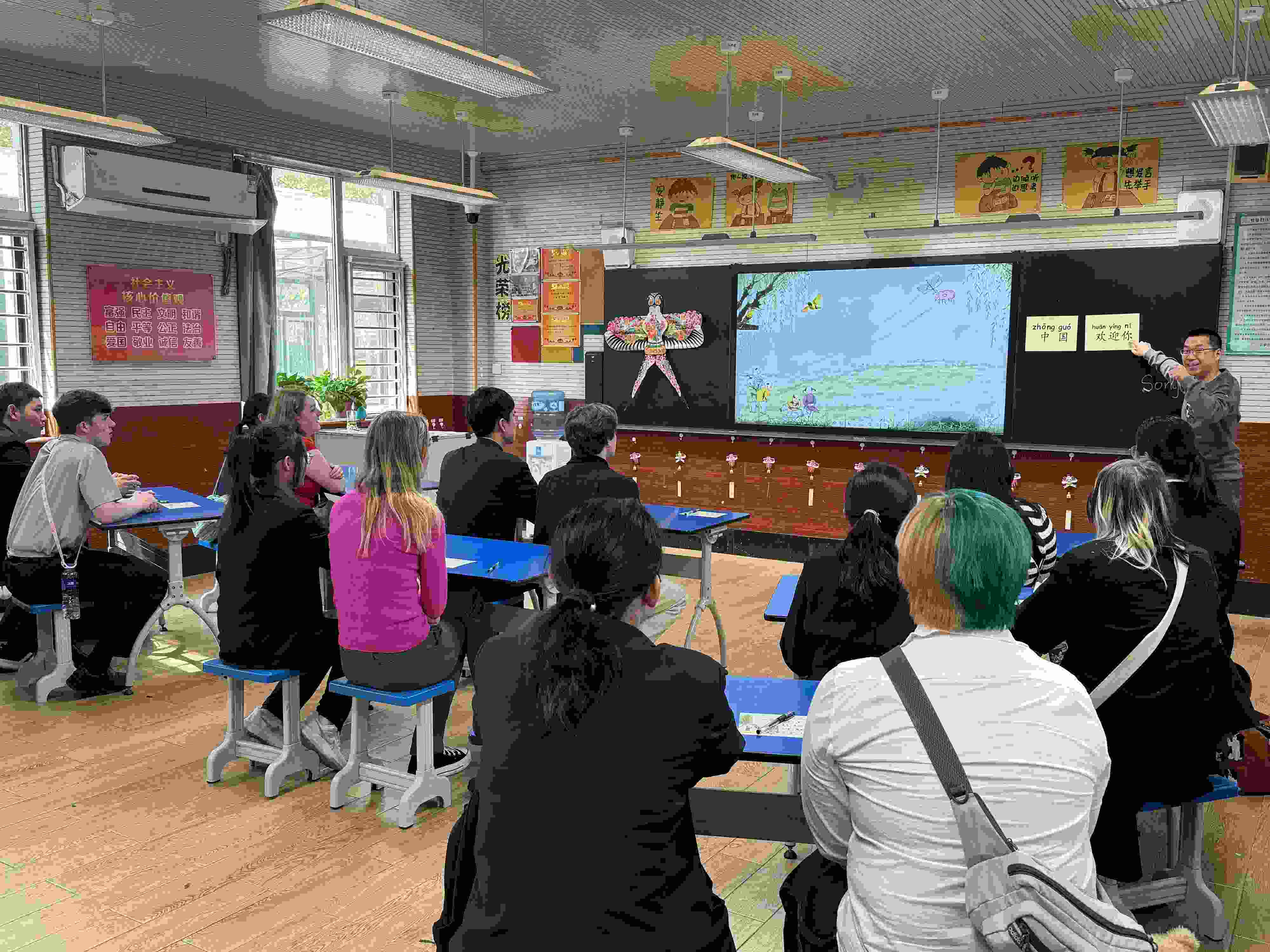 2024年4月20日，美國(guó)艾奧瓦州馬斯卡廷高中“友誼傳承”研學(xué)團(tuán)來(lái)到石家莊外國(guó)語(yǔ)學(xué)校，中美學(xué)生同上一節(jié)中文課。