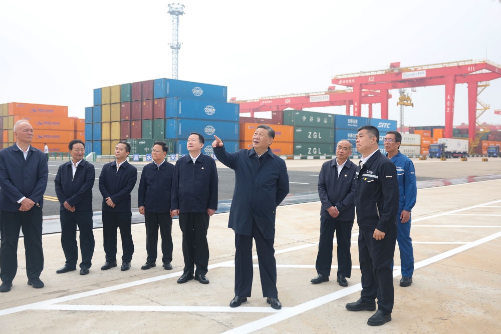 5月22日下午，習(xí)近平總書記在山東省日照市考察調(diào)研。他來到日照港，了解當(dāng)?shù)赝七M港口智慧化綠色化建設(shè)、擴大對外開放等情況。