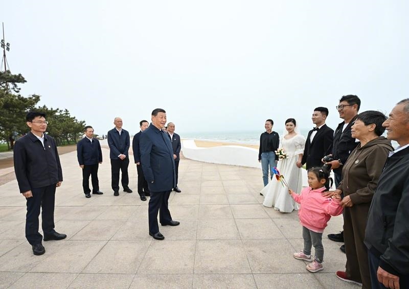 5月22日，在山東日照考察調(diào)研的習(xí)近平總書記來(lái)到陽(yáng)光海岸綠道，同市民游客親切交流。