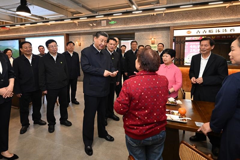 4月22日，在重慶考察的習(xí)近平總書記來(lái)到九龍坡區(qū)謝家灣街道民主村社區(qū)，察看小區(qū)改造和便民服務(wù)情況。