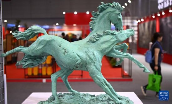 5月24日在第二十屆中國(guó)（深圳）國(guó)際文化產(chǎn)業(yè)博覽交易會(huì)俄羅斯美術(shù)協(xié)會(huì)展臺(tái)拍攝的馬雕塑作品。新華社記者 鄧華 攝