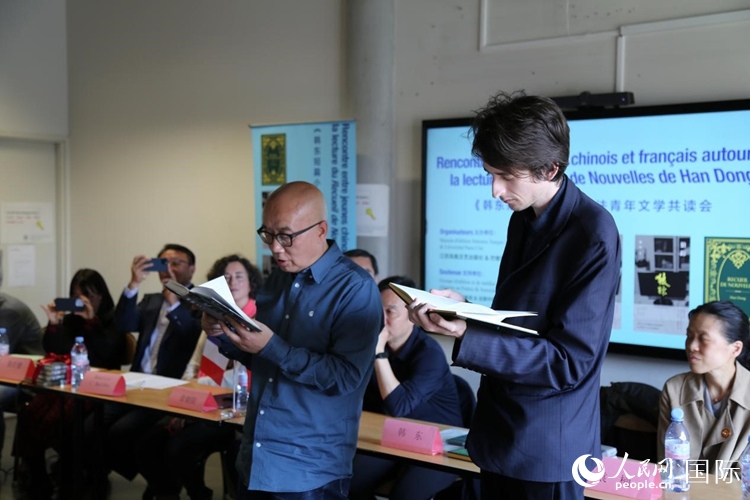 法國學(xué)子與作家韓東共讀小說選段。人民網(wǎng)記者 于超凡攝