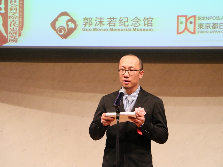 郭沫若紀念館副館長梁雪松代讀致辭。人民網(wǎng) 許可攝