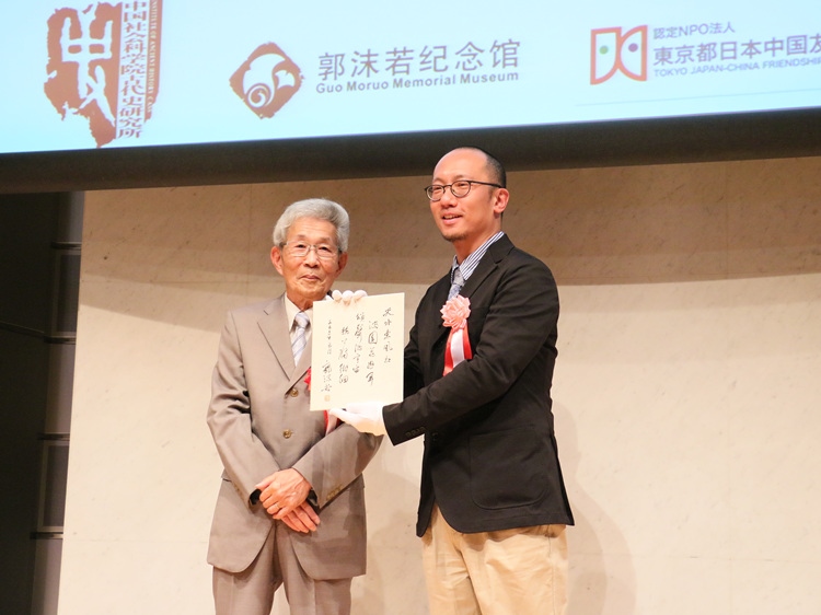 坂田昌一之子坂田文彥（左一）向郭沫若紀念館捐獻郭沫若致坂田昌一手跡。人民網(wǎng) 許可攝