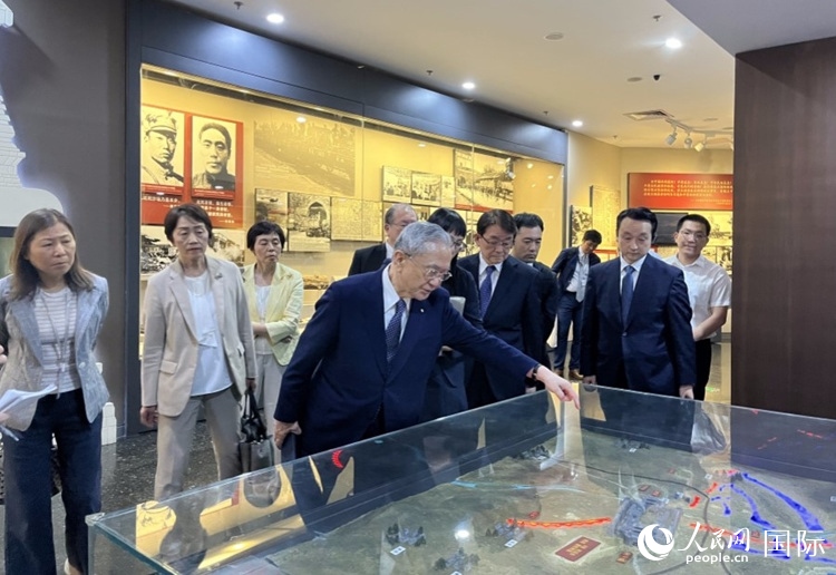 創(chuàng)價(jià)學(xué)會(huì)會(huì)長(zhǎng)原田稔（中）與青年代表團(tuán)成員訪問中國(guó)人民抗日戰(zhàn)爭(zhēng)紀(jì)念館。人民網(wǎng)記者 陳思攝