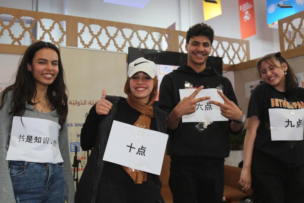 2024年4月24日，突尼斯高中生在首都突尼斯市舉辦的突尼斯國際書展上表演漢語節(jié)目。新華社發(fā)（阿代爾攝）