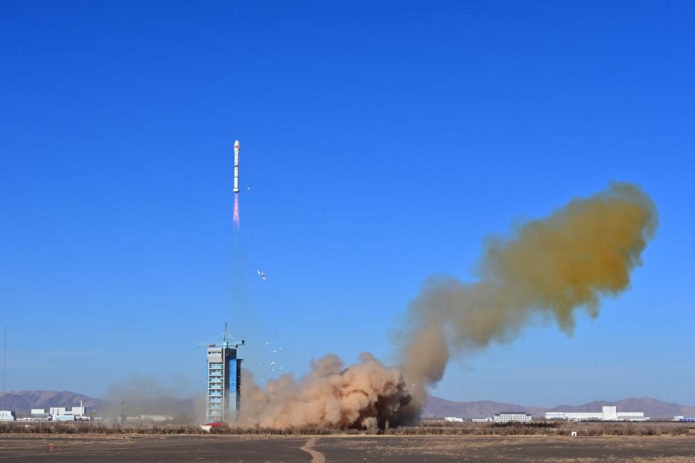 2023年12月4日，中國在酒泉衛(wèi)星發(fā)射中心使用長征二號(hào)丙運(yùn)載火箭，成功將援埃及二號(hào)衛(wèi)星發(fā)射升空，衛(wèi)星順利進(jìn)入預(yù)定軌道，發(fā)射任務(wù)獲得圓滿成功。新華社發(fā)（汪江波 攝）