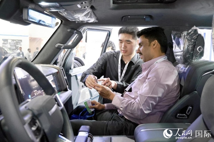 客戶在了解中國(guó)產(chǎn)汽車。人民網(wǎng)記者 管克江攝