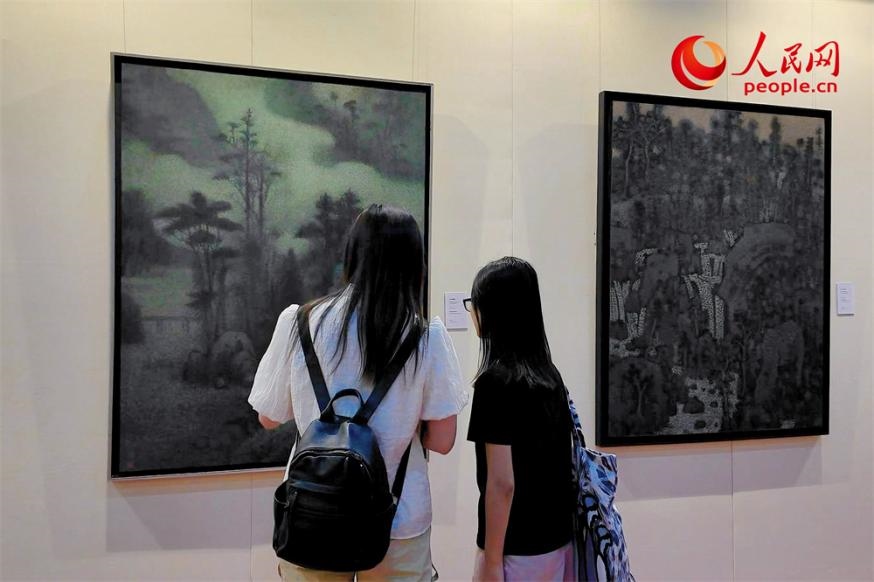 觀眾正在觀賞王秦生畫作《云山幽趣》。人民網(wǎng)記者 劉微攝