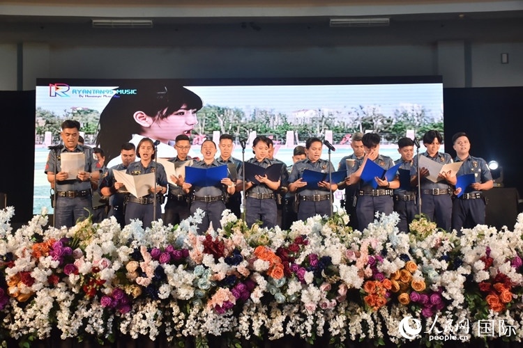 邦板牙省警察局學(xué)員在結(jié)業(yè)典禮上表演合唱。人民網(wǎng)記者 樊帆攝