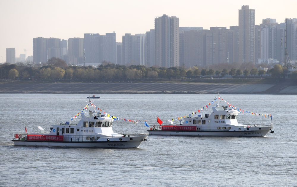 漁政執(zhí)法船隊從長江武漢段江面駛過，啟動長江流域重點水域“十年禁漁”（2020年12月31日攝）。新華社記者 程敏 攝