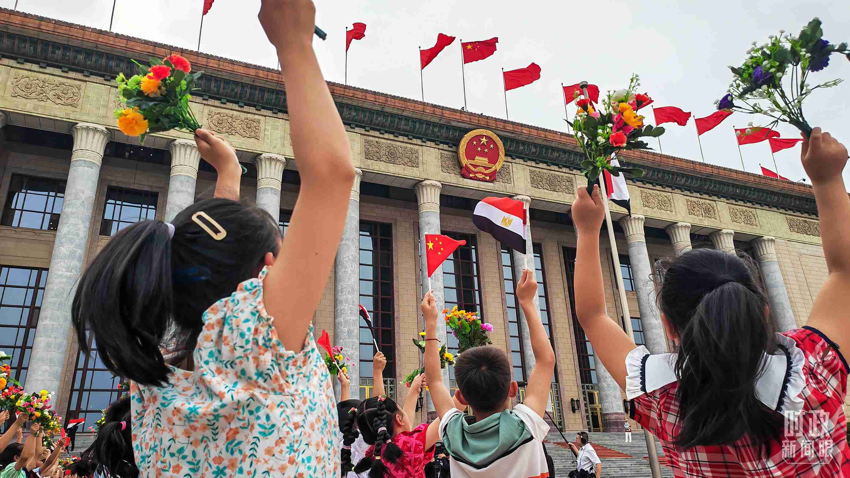 △5月29日下午，習(xí)近平主席舉行儀式歡迎埃及總統(tǒng)塞西訪華。圖為歡迎儀式現(xiàn)場的少年兒童。（總臺央視記者劉琦拍攝）