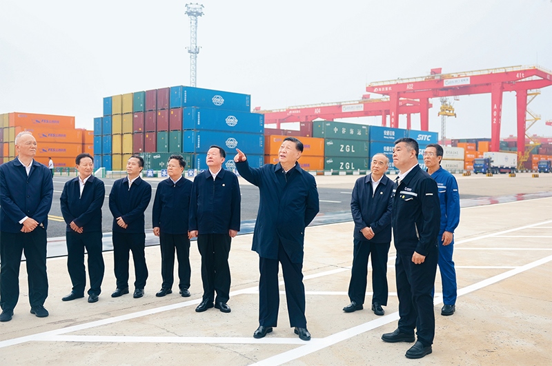2024年5月22日至24日，中共中央總書記、國家主席、中央軍委主席習(xí)近平在山東考察。這是22日下午，習(xí)近平在日照港察看全自動化集裝箱碼頭作業(yè)場景。 新華社記者 鞠鵬/攝
