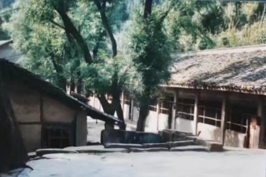 這是之江小學(xué)的前身——四川省南充市嘉陵區(qū)一所山區(qū)小學(xué)的校舍（資料照片翻拍）。