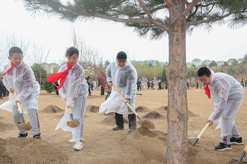 2023年4月4日，習近平總書記來到北京市朝陽區(qū)東壩中心公園參加首都義務植樹活動。這是總書記同孩子們一起植樹。