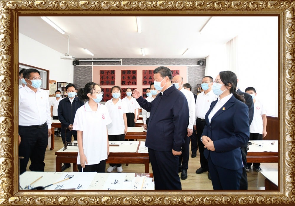 2021年9月13日至14日，習(xí)近平總書記在陜西省榆林市考察。14日上午，習(xí)近平在綏德實(shí)驗(yàn)中學(xué)考察時(shí)，同正在練習(xí)書法的學(xué)生親切交流。